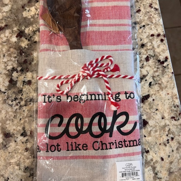 NWT Mud Pie  “it’s beginning to cook a lot like Christmas” tea towel & spoon - Picture 2 of 7